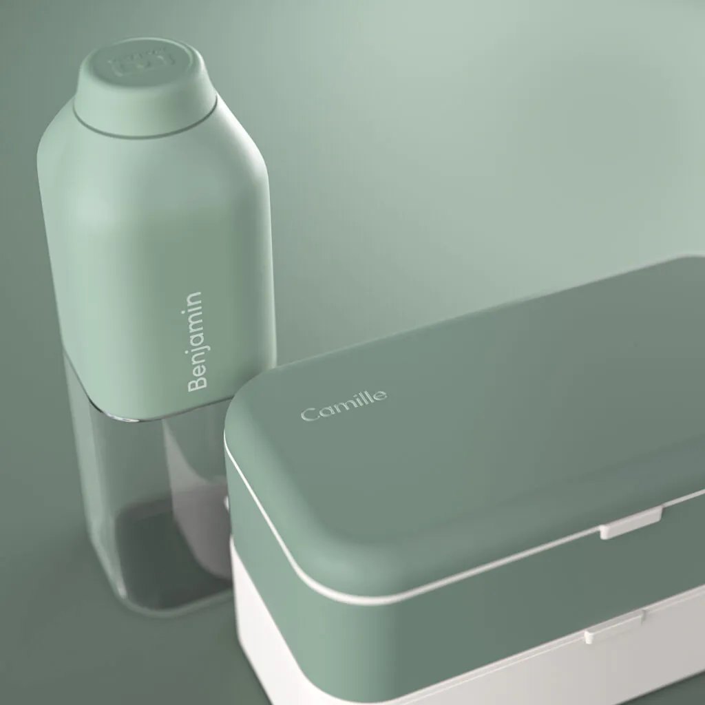 Bouteille et lunch box monbento vert sauge gravées aux prénoms Benjamin et Camille