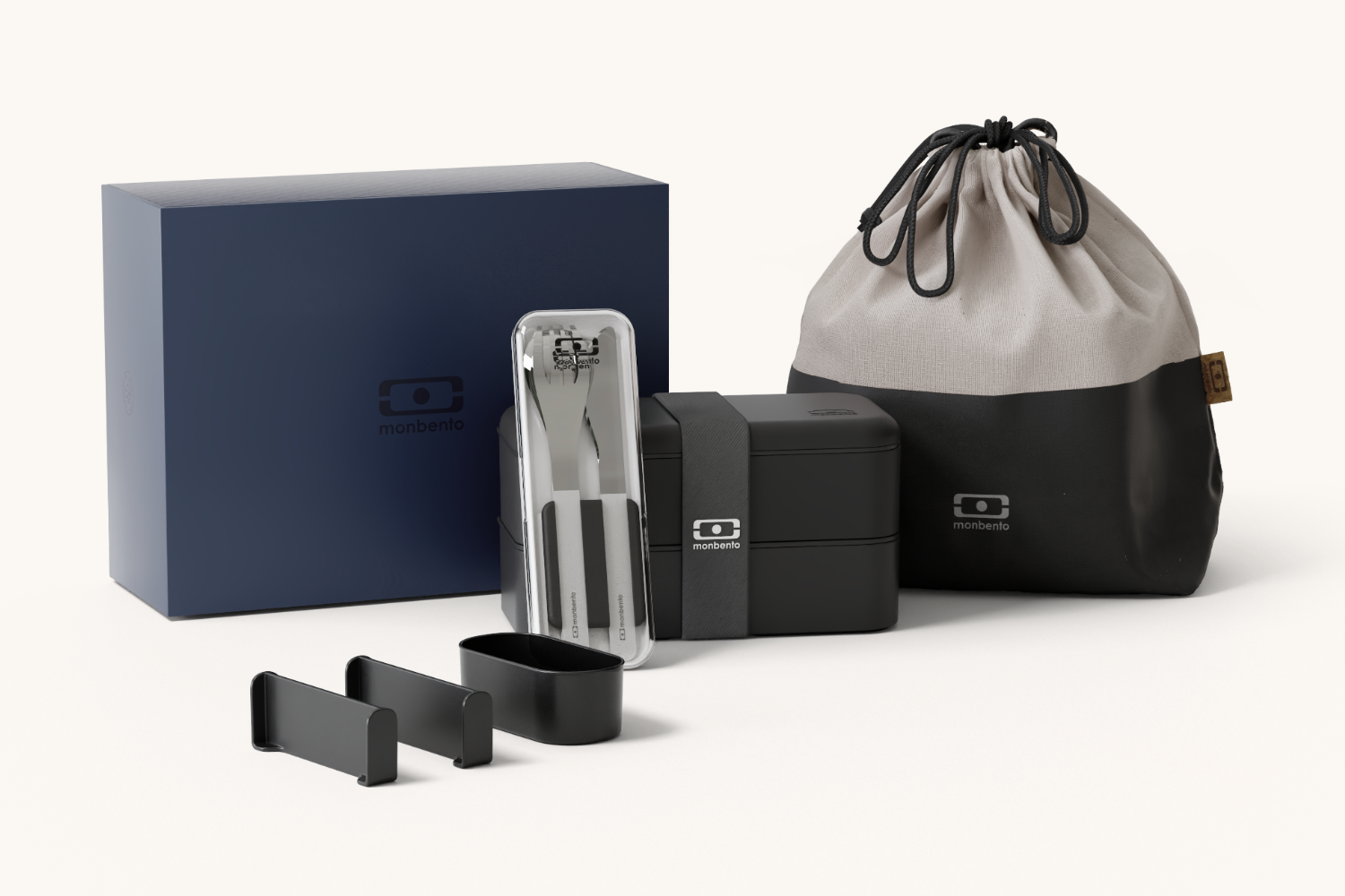 Composition de produits monbento : lunch box, bouteilles, bol isotherme et couverts