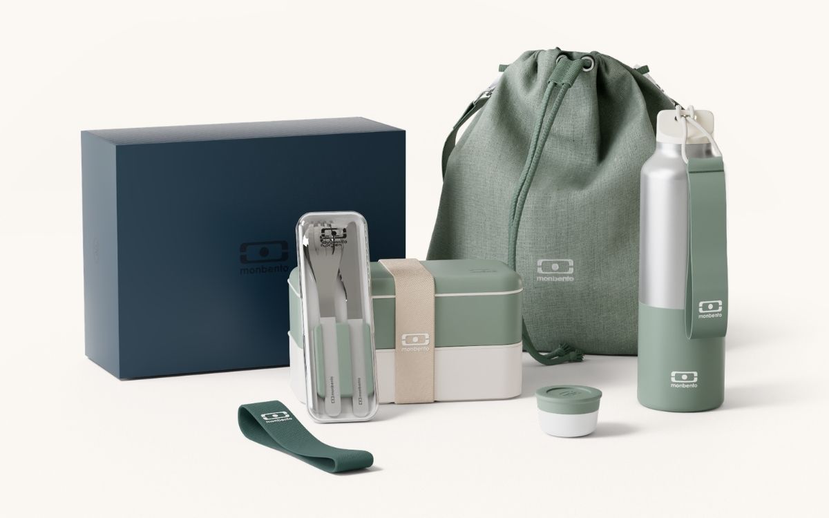 Pack Original Premium monbento : coffret, lunch box, sac, bouteille, pot à sauce, couverts et élastique, vert sauge